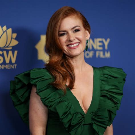 Isla Fisher, 47, looks phenomenal rocking plunging。